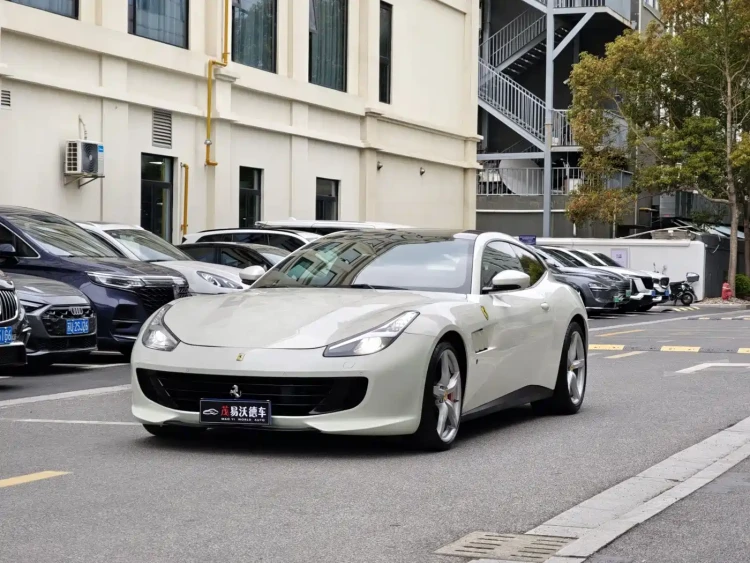 Ferrari GTC4Lusso 2017 3.9T V8