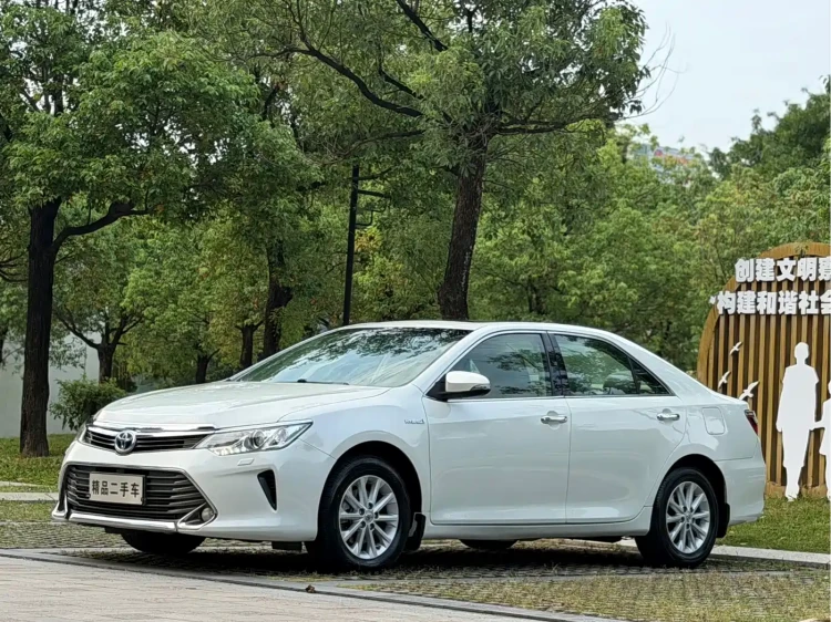 Toyota Camry 2015 Dual Engine 2.5HG Luxury Navigation Edition