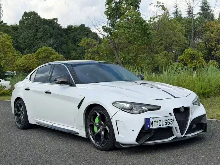 Alfa Romeo Giulia 2017 2.0T 200HP Luxury Edition