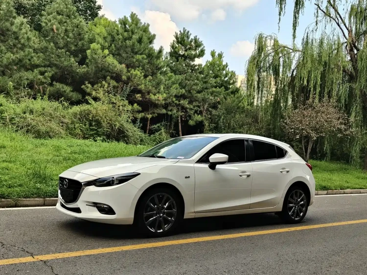 Mazda Mazda3 Axela 2017 Hatchback 2.0L Auto Luxury China VI