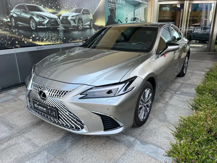 Lexus ES 2025 300h Ultimate Edition
