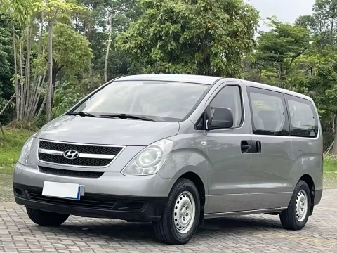 Hyundai H-1 Grand Starex 2011 2.4L Comfort Edition
