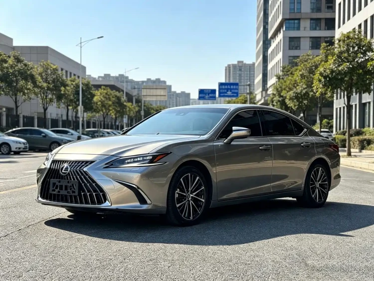 Lexus ES 2022 300h Ultimate Edition