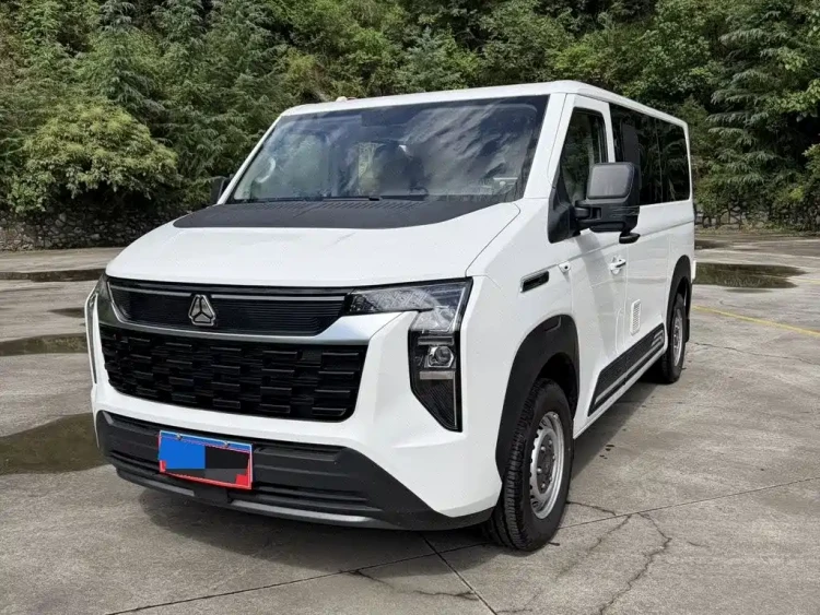 Sinotruk Xianfeng V 2025 Commercial Travel Edition 2.0T Automatic Short Wheelbase Low Roof