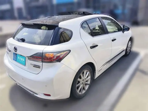 Lexus CT 2013 CT200h Dark Knight Edition