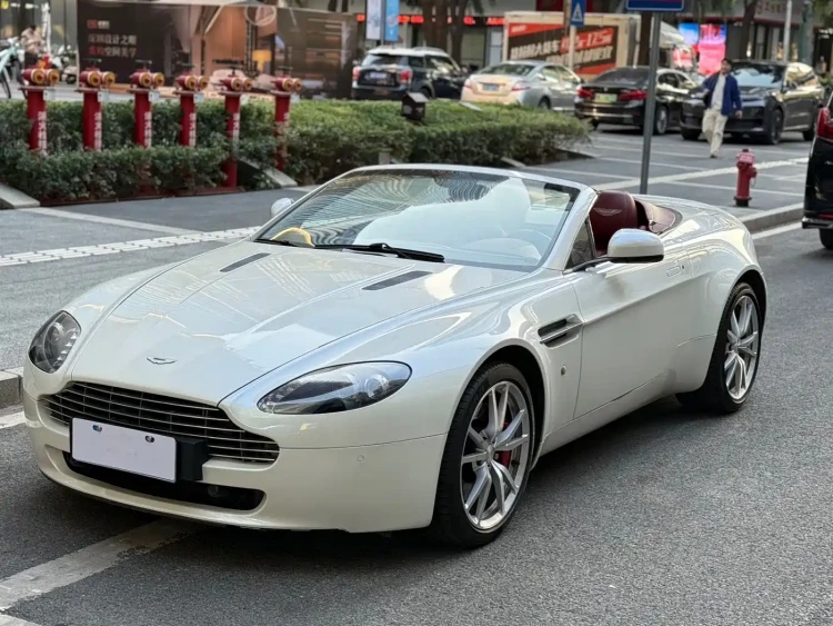Aston Martin V8 Vantage 2011 4.7L Sportshift Roadster