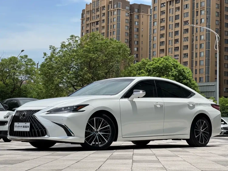 Lexus ES 2022 300h Ultimate Edition