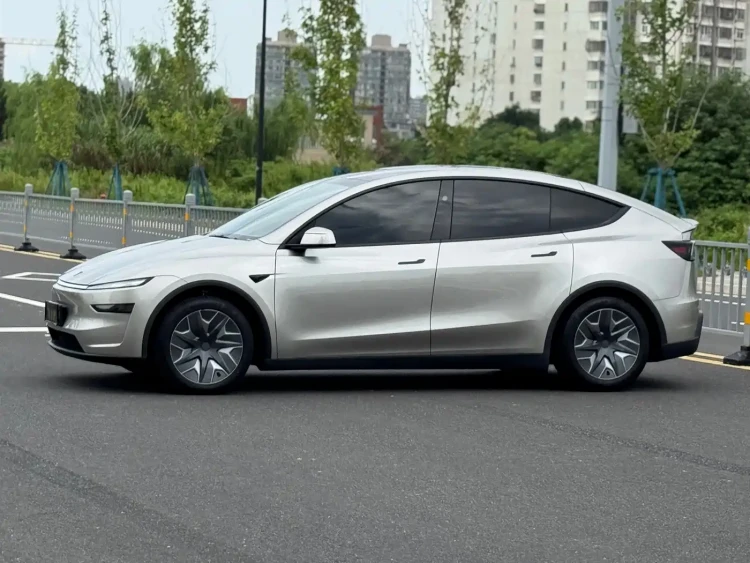 Tesla Model Y L 2025 Facelift Long Range AWD