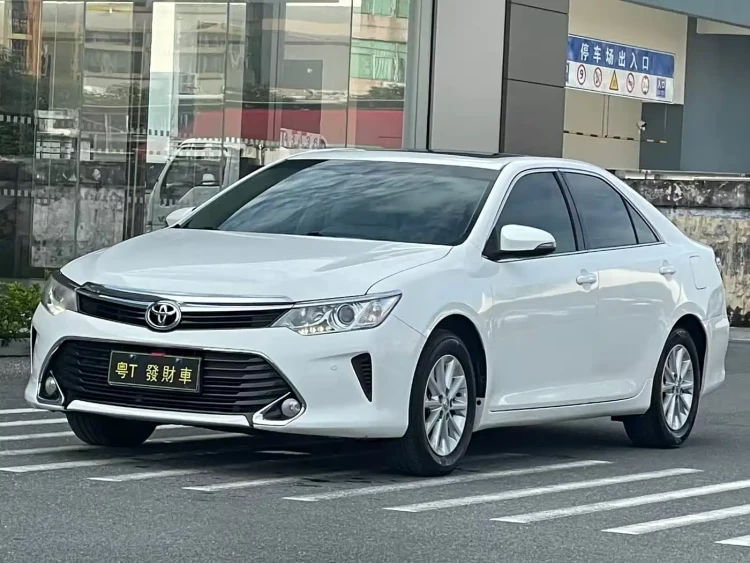 Toyota Camry 2015 2.0G Leading Edition