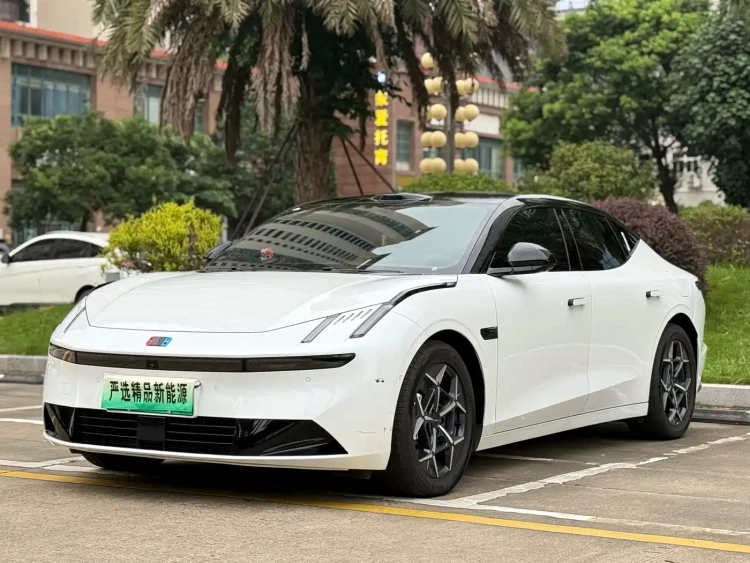 Lynk & Co 10 EM-P 2025 Facelift 240 AWD Ultra